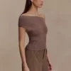Carley gebreide top met blote schouders – Cacaobruin Carley gebreide top met blote schouders – Cacaobruin
