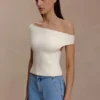 Carley off-shoulder gebreide top – ivoor Carley off-shoulder gebreide top – ivoor