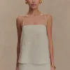 Casey linnen top met borduursels en ribbels – naturel Casey linnen top met borduursels en ribbels – naturel