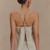 Casey linnen top met borduursels en ribbels – naturel Casey linnen top met borduursels en ribbels – naturel
