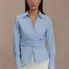 Eugenia katoenen wikkelblouse – Blauw Eugenia katoenen wikkelblouse – Blauw