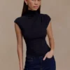 Freesia mouwloze top met hoge hals – Zwart Freesia mouwloze top met hoge hals – Zwart