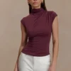 Freesia mouwloze top met hoge halslijn – Mahonie Freesia mouwloze top met hoge halslijn – Mahonie