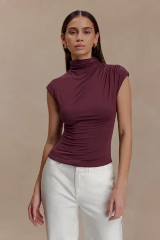 Freesia mouwloze top met hoge halslijn – Mahonie