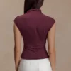 Freesia mouwloze top met hoge halslijn – Mahonie Freesia mouwloze top met hoge halslijn – Mahonie