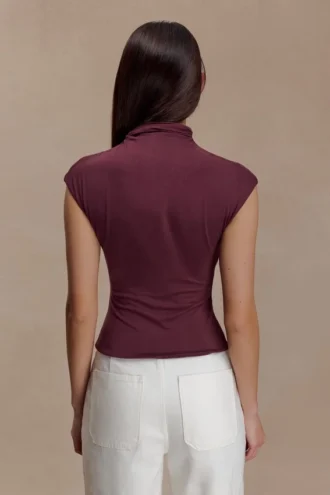 Freesia mouwloze top met hoge halslijn – Mahonie