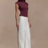 Freesia mouwloze top met hoge halslijn – Mahonie Freesia mouwloze top met hoge halslijn – Mahonie