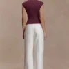 Freesia mouwloze top met hoge halslijn – Mahonie Freesia mouwloze top met hoge halslijn – Mahonie