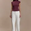 Freesia mouwloze top met hoge halslijn – Mahonie Freesia mouwloze top met hoge halslijn – Mahonie
