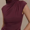Freesia mouwloze top met hoge halslijn – Mahonie Freesia mouwloze top met hoge halslijn – Mahonie
