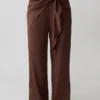 Gia satijnbroek met geknoopte tailleband – Chocoladebruin Gia satijnbroek met geknoopte tailleband – Chocoladebruin