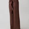 Gia satijnbroek met geknoopte tailleband – Chocoladebruin Gia satijnbroek met geknoopte tailleband – Chocoladebruin