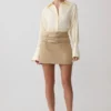 Marielle mini-rok met dubbele riem – taupe Marielle mini-rok met dubbele riem – taupe
