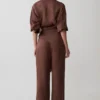 Gia satijnbroek met geknoopte tailleband – Chocoladebruin Gia satijnbroek met geknoopte tailleband – Chocoladebruin