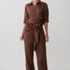 Gia satijnbroek met geknoopte tailleband – Chocoladebruin Gia satijnbroek met geknoopte tailleband – Chocoladebruin