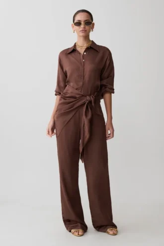 Gia satijnbroek met geknoopte tailleband – Chocoladebruin