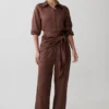 Gia satijnbroek met geknoopte tailleband – Chocoladebruin Gia satijnbroek met geknoopte tailleband – Chocoladebruin