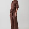 Gia satijnbroek met geknoopte tailleband – Chocoladebruin Gia satijnbroek met geknoopte tailleband – Chocoladebruin