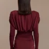 Hayden mini-jurk met lange mouwen en diepe halslijn – Bordeauxrood Hayden mini-jurk met lange mouwen en diepe halslijn – Bordeauxrood