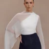 Ida doorschijnende asymmetrische cape met lange mouwen – Wit Ida doorschijnende asymmetrische cape met lange mouwen – Wit