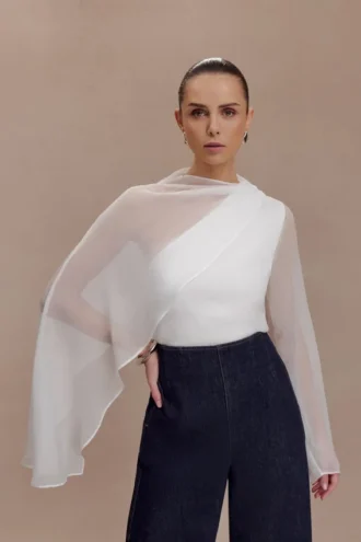 Ida doorschijnende asymmetrische cape met lange mouwen – Wit