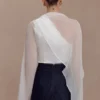 Ida doorschijnende asymmetrische cape met lange mouwen – Wit Ida doorschijnende asymmetrische cape met lange mouwen – Wit