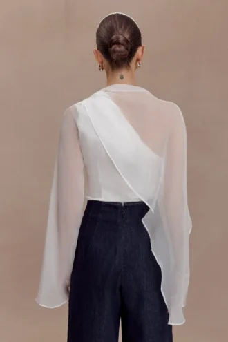 Ida doorschijnende asymmetrische cape met lange mouwen – Wit