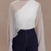Ida doorschijnende asymmetrische cape met lange mouwen – Wit Ida doorschijnende asymmetrische cape met lange mouwen – Wit