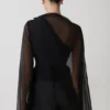 Ida doorschijnende asymmetrische cape met lange mouwen – Zwart Ida doorschijnende asymmetrische cape met lange mouwen – Zwart