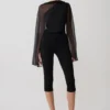 Ida doorschijnende asymmetrische cape met lange mouwen – Zwart Ida doorschijnende asymmetrische cape met lange mouwen – Zwart