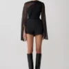 Ida doorschijnende asymmetrische cape met lange mouwen – Zwart Ida doorschijnende asymmetrische cape met lange mouwen – Zwart