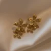 Infatuated Drop Flower Oorbellen – Goud Infatuated Drop Flower Oorbellen – Goud
