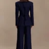 Jacqueline broek met plooien en wijde pijpen – marineblauw met krijtstreep Jacqueline broek met plooien en wijde pijpen – marineblauw met krijtstreep
