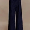 Jacqueline broek met plooien en wijde pijpen – marineblauw met krijtstreep Jacqueline broek met plooien en wijde pijpen – marineblauw met krijtstreep