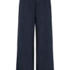 Jacqueline broek met plooien en wijde pijpen – marineblauw met krijtstreep Jacqueline broek met plooien en wijde pijpen – marineblauw met krijtstreep