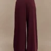 Jacqueline geplooide broek met wijde pijpen – Mahonie Jacqueline geplooide broek met wijde pijpen – Mahonie