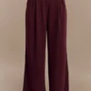 Jacqueline geplooide broek met wijde pijpen – Mahonie Jacqueline geplooide broek met wijde pijpen – Mahonie