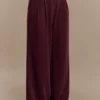 Jacqueline geplooide broek met wijde pijpen – Mahonie Jacqueline geplooide broek met wijde pijpen – Mahonie