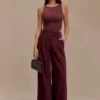 Jacqueline geplooide broek met wijde pijpen – Mahonie Jacqueline geplooide broek met wijde pijpen – Mahonie