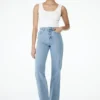 Janine jeans met hoge taille en rechte pijpen – Classic Blue Janine jeans met hoge taille en rechte pijpen – Classic Blue