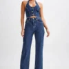 Janine jeans met hoge taille en rechte pijpen – donkerblauw Janine jeans met hoge taille en rechte pijpen – donkerblauw