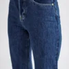 Janine jeans met hoge taille en rechte pijpen – donkerblauw Janine jeans met hoge taille en rechte pijpen – donkerblauw