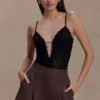 Jasper doorschijnende bodysuit met diep decolleté van kant – Zwart Jasper doorschijnende bodysuit met diep decolleté van kant – Zwart