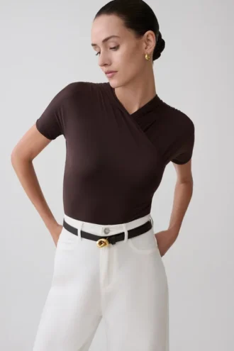 Junie bodysuit met korte mouwen en gekruist lijfje – Chocoladebruin