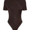 Junie bodysuit met korte mouwen en gekruist lijfje – Chocoladebruin Junie bodysuit met korte mouwen en gekruist lijfje – Chocoladebruin