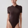 Junie bodysuit met korte mouwen en gekruist lijfje – Chocoladebruin Junie bodysuit met korte mouwen en gekruist lijfje – Chocoladebruin