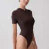 Junie bodysuit met korte mouwen en gekruist lijfje – Chocoladebruin Junie bodysuit met korte mouwen en gekruist lijfje – Chocoladebruin