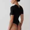 Junie bodysuit met korte mouwen en gekruiste hals – Zwart Junie bodysuit met korte mouwen en gekruiste hals – Zwart