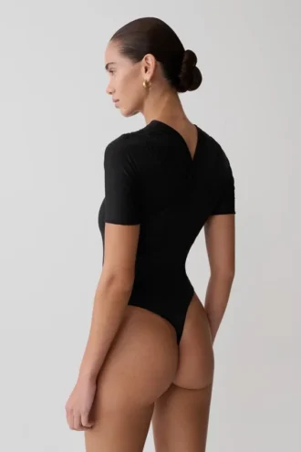 Junie bodysuit met korte mouwen en gekruiste hals – Zwart