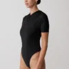 Junie bodysuit met korte mouwen en gekruiste hals – Zwart Junie bodysuit met korte mouwen en gekruiste hals – Zwart